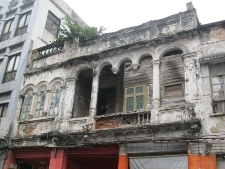 A Haikou building in dire need of some TLC