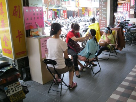 Sidewalk beauty stall in Banqiao.