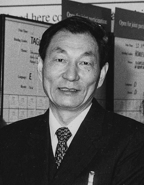 Black and white profile photo of Chinese premier Zhu Rongji, wearing a Western suit and tie.